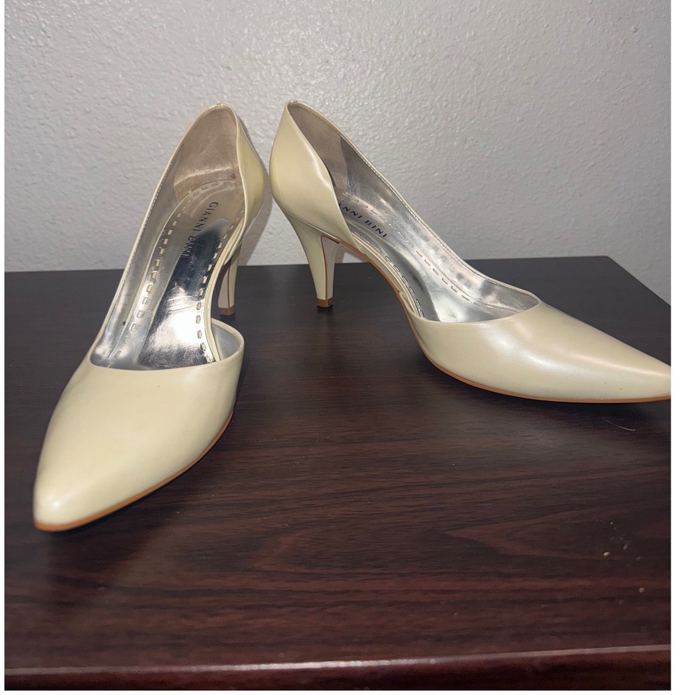 Gianni Bini Cream Leather Pointed Toe Heels Size 7.5, 3.5" Heel, Classic Pumps